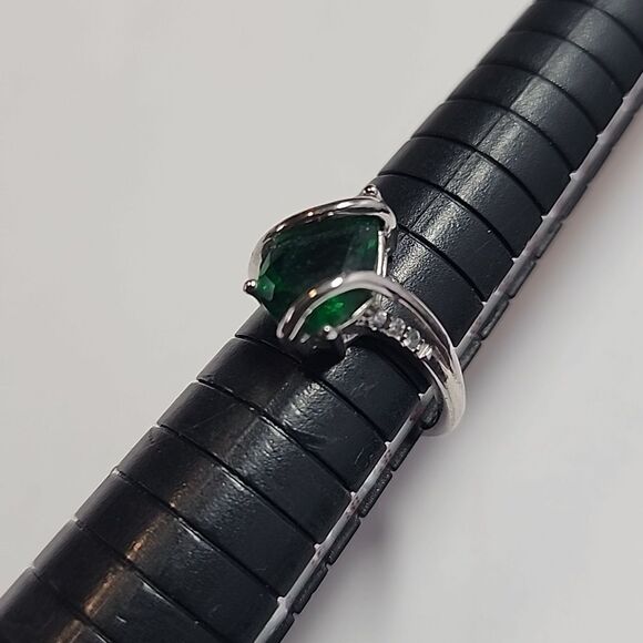 Elegant Silver Plated and Green Glass Gemstone Ring 6.75 - Picture 2 of 3